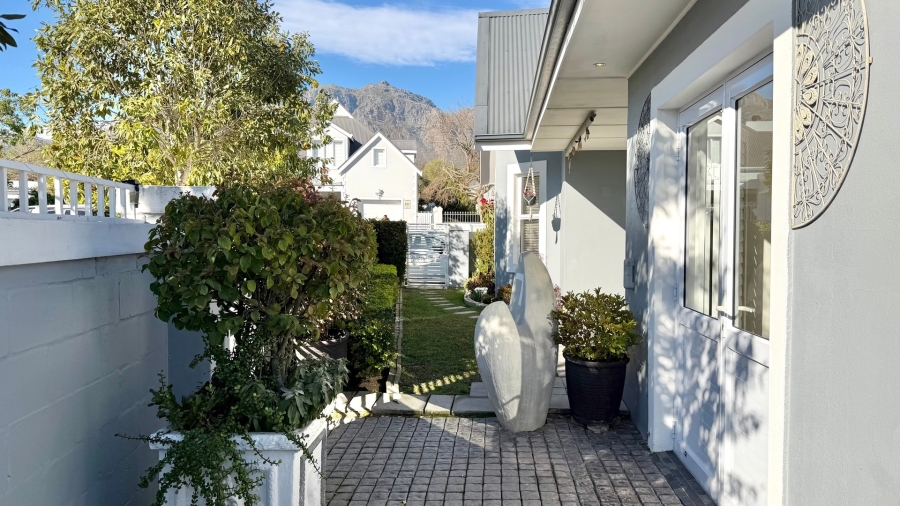 2 Bedroom Property for Sale in Paradyskloof Western Cape